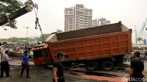 Potret Evakuasi Truk Terguling di Gatsu, Pasir Berserakan