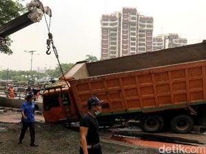 Potret Evakuasi Truk Terguling di Gatsu, Pasir Berserakan