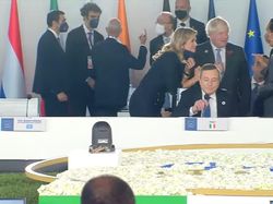 Momen Tak Biasa Saat Ratu Maxima Sapa Jokowi di KTT G20 Italia