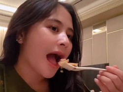 Prilly Latuconsina Makan Nasgor Tek-tek, Netizen: Kirain Artis Nggak Doyan