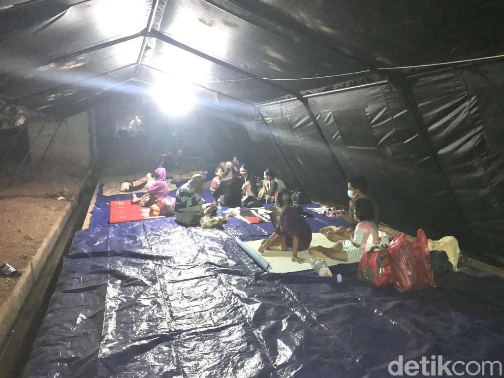 Ratusan Warga Cipinang Melayu Kebanjiran, Posko Pengungsian Didirikan