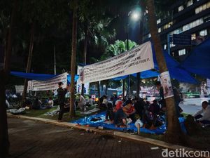 Menolak Bubar, Pengungsi Afganistan di Medan Demo Hingga Malam Menolak Bubar, Pengungsi Afganistan di Medan Demo Hingga Malam