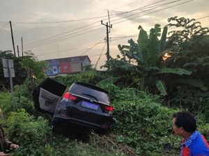 Pemotor di Karawang Tewas Masuk Parit Usai Diseruduk Mobil