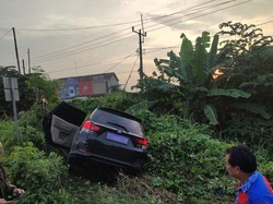 Pemotor di Karawang Tewas Masuk Parit Usai Diseruduk Mobil