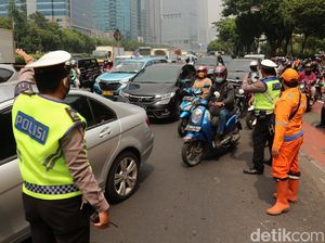 Evakuasi Truk Terguling Selesai, Lalin Jl Gatsu Arah Cawang Normal Lagi Evakuasi Truk Terguling Selesai, Lalin Jl Gatsu Arah Cawang Normal Lagi
