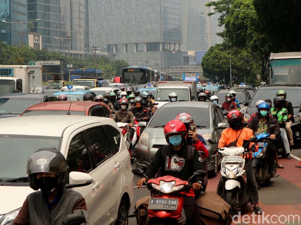 Suasana Jalan Gatot Subroto yang Macet Imbas Truk Terguling
