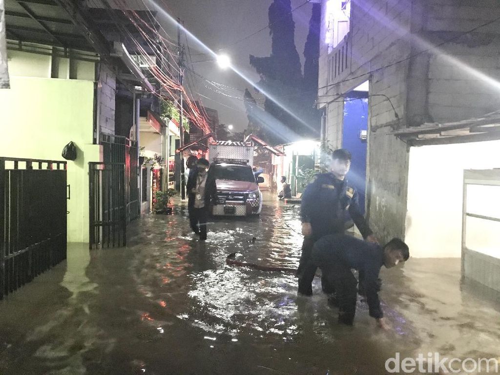Cipinang Melayu Banjir, Damkar Kerahkan 3 Perahu Karet-6 Mobil Pompa