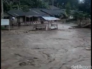 Diguyur Hujan Deras, Sungai Cidadap KBB Meluap-Ancam Rumah Warga