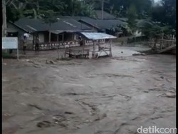 Diguyur Hujan Deras, Sungai Cidadap KBB Meluap-Ancam Rumah Warga