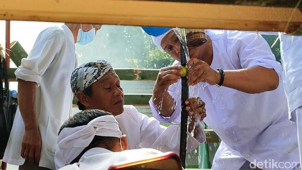 Tradisi Nyangku Panjalu Mencuci Benda Pusaka Peninggalan Borosngora