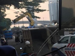 Truk Teguling di Depan Balai Kartini, Lalin Jl Gatot Subroto Jaksel Macet