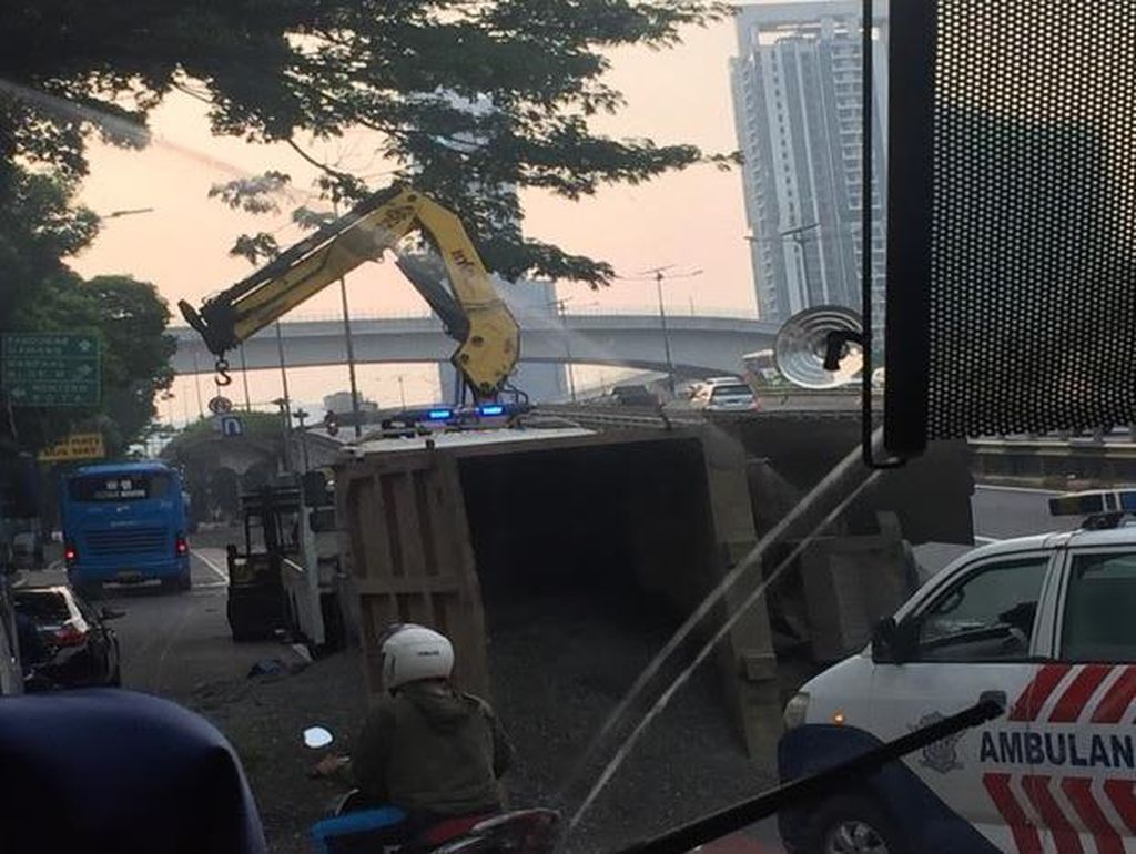 Evakuasi Truk Terguling, Lalin Jl Gatsu Arah Cawang Dialihkan ke Flyover
