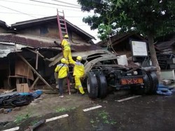 Truk Trailer Seruduk Bengkel Mebel hingga Motor di Cengkareng Jakbar