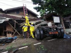 Truk Trailer Seruduk Bengkel Mebel hingga Motor di Cengkareng Jakbar Truk Trailer Seruduk Bengkel Mebel hingga Motor di Cengkareng Jakbar