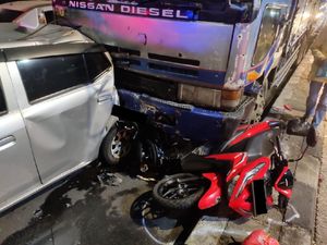 Alami Rem Blong, Truk Tronton Seruduk 9 Kendaraan di Ciputat