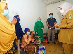 Bupati Ipuk Jemput Bola dan Pantau Vaksinasi Lansia