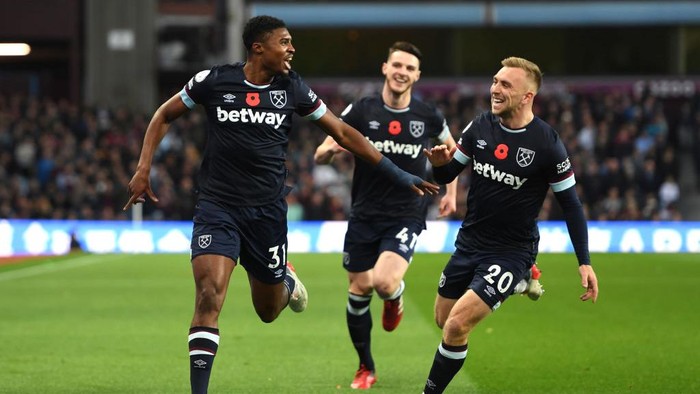 BIRMINGHAM, ENGLAND - OCTOBER 31: Ben Johnson of West Ham United celebrates with teammate Jarrod Bowen after scoring their sides first goal  during the Premier League match between Aston Villa and West Ham United at Villa Park on October 31, 2021 in Birmingham, England. (Photo by Tony Marshall/Getty Images)