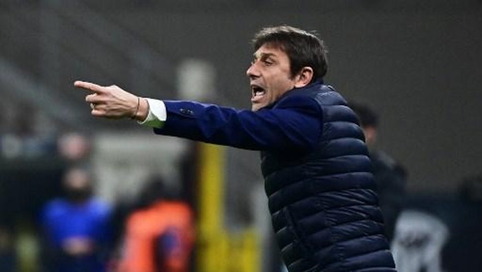 (FILES) In this file photo taken on March 8, 2021 Inter Milans Italian coach Antonio Conte shouts insctructions from the touch line during the Italian Serie A football match Inter Milan vs Atalanta, at the San Siro stadium in Milan. - Manchester United loosing 0-5 against Liverpool in front of their home crowd on October 24, 2021 has left their Norwegian coach Ole Gunnar Solskjaer, who extended his contract last July for another three years until 2024, in the hot seat. The names of four well-known coaches are already circulating to succeed him, including Antonio Conte, 52, the Italian coach is free since he left Inter Milan in May 2021, believing that he no longer had sufficient means at his disposal to make the team grow due to the budgetary restrictions imposed by his owner. (Photo by Miguel MEDINA / AFP)
