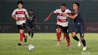 Kedua tim bermain imbang tanpa gol di babak pertama.