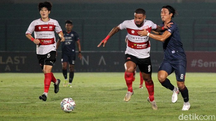 Arema Kalah Madura United Arema FC meraih kemenangan 2-1 secara dramatis dari Madura United dalam lanjutan Liga 1 2021. Gol kemenangan hadir di penghujung laga. Madura United vs Arema FC tersaji di Stadion Sultan Agung, Bantul, Senin (1/11/2021) malam WIB.