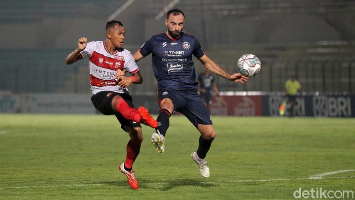 Arema Kalah Madura United Arema FC meraih kemenangan 2-1 secara dramatis dari Madura United dalam lanjutan Liga 1 2021. Gol kemenangan hadir di penghujung laga. Madura United vs Arema FC tersaji di Stadion Sultan Agung, Bantul, Senin (1/11/2021) malam WIB.