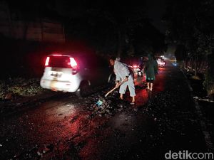 Diterjang Banjir, Aspal Jalan Mengelupas di Lembang Bandung