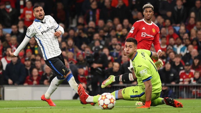 MANCHESTER, ENGLAND - OCTOBER 20: Marcus Rashford of Manchester United scores their sides first goal during the UEFA Champions League group F match between Manchester United and Atalanta at Old Trafford on October 20, 2021 in Manchester, England. (Photo by Naomi Baker/Getty Images)