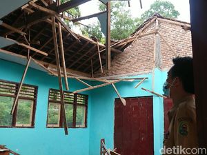 Atap Sekolah Roboh, Siswa SD di Trenggalek Belajar ke Musala Atap Sekolah Roboh, Siswa SD di Trenggalek Belajar ke Musala