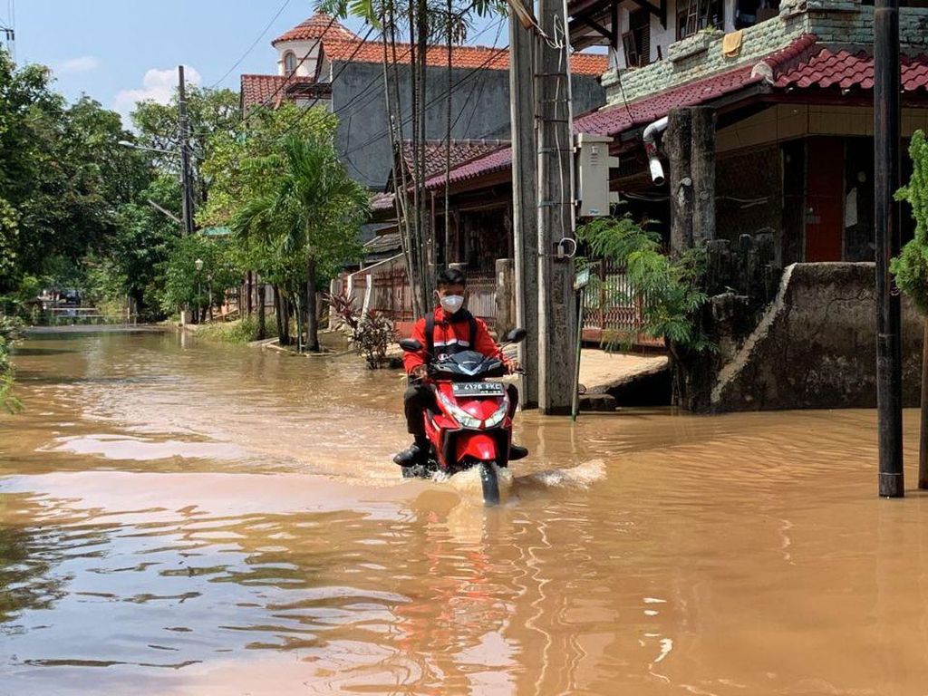 Warga Bumi Nasio Indah Bekasi Kesulitan Atasi Banjir karena Listrik Padam Warga Bumi Nasio Indah Bekasi Kesulitan Atasi Banjir karena Listrik Padam