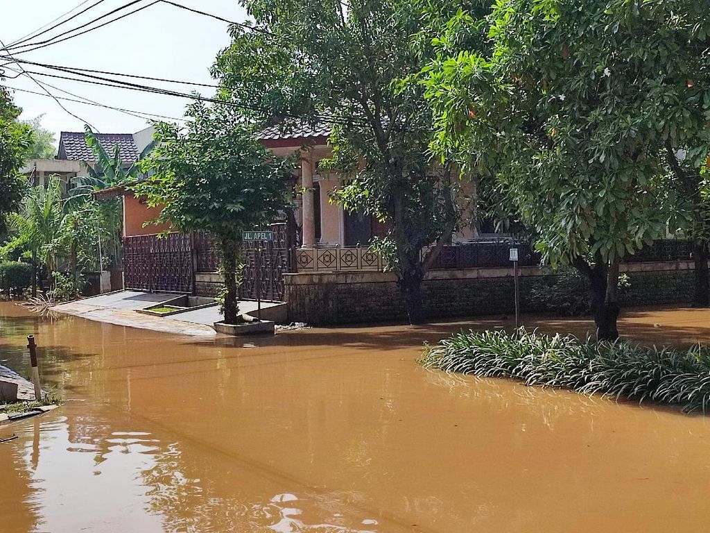 Tanggul Jebol, Perumahan Bumi Nasio Indah Bekasi Masih Terendam Banjir