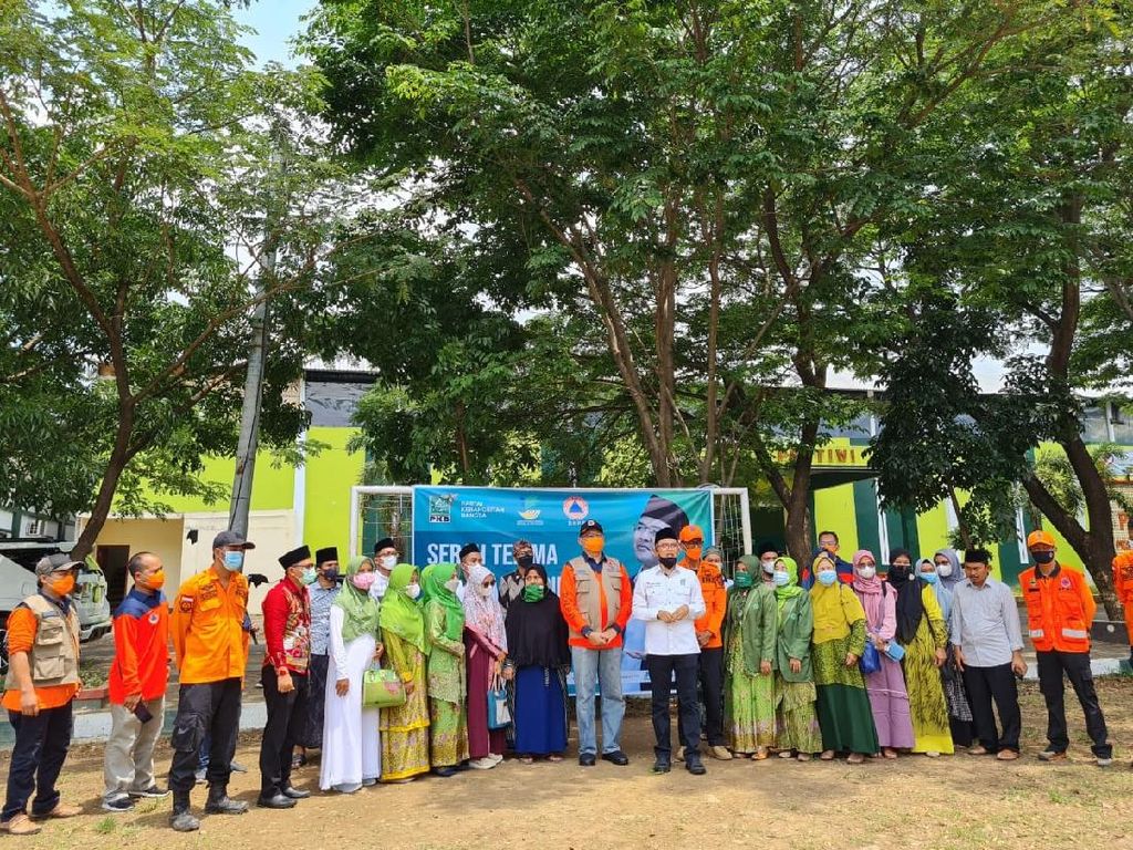 BNPB & Komisi VIII DPR Beri Bantuan Masker ke Ponpes di Majalengka