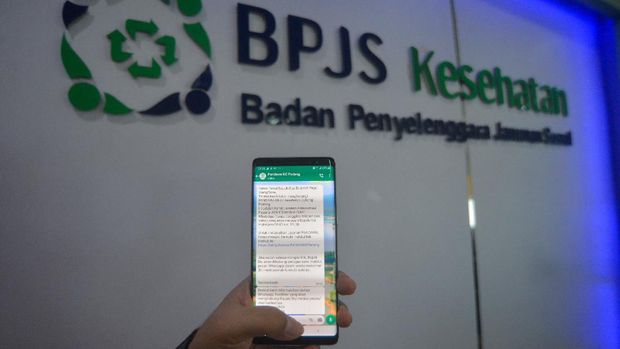 Petugas menunjukan cara pelayanan administrasi menggunakan Whatsapp di kantor BPJS Kesehatan Cabang Padang, Sumatera Barat, Selasa (2/11/2021). BPJS Kesehatan Cabang Padang menganjurkan peserta Jaminan Kesehatan Nasional-Kartu Indonesia Sehat (JKN-KIS) dapat menggunakan layanan Pelayanan Administrasi Melalui Whatsapp (Pandawa) untuk memudahkan pelayanan tanpa tatap muka. ANTARA FOTO/Iggoy el Fitra/foc.