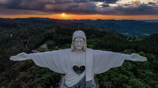 Brasil Bangun Patung Yesus Baru di Encantado View of the Christ the Protector statue under construction in Encantado, Rio Grande do Sul state, Brazil, on October 29, 2021. - The statue will be larger than Rio de Janeiro's Christ the Redeemer and the third-largest in the world. (Photo by SILVIO AVILA / AFP)
