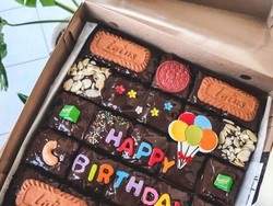 Bosan Kue Ultah Gitu-gitu Aja? Cobain Brownies Topping Oreo-Biscoff!