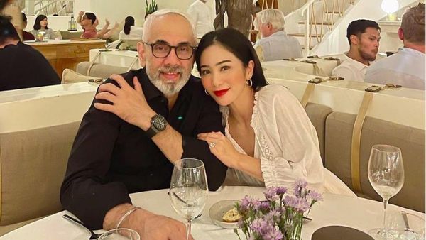 Momen Bunga Zainal Bahagia Rayakan Ultah Pernikahan