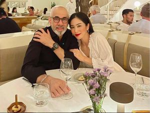 Momen Bunga Zainal Bahagia Rayakan Ultah Pernikahan