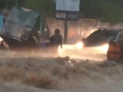 Viral Video Kusir dan Delman Terseret Banjir di Cimahi