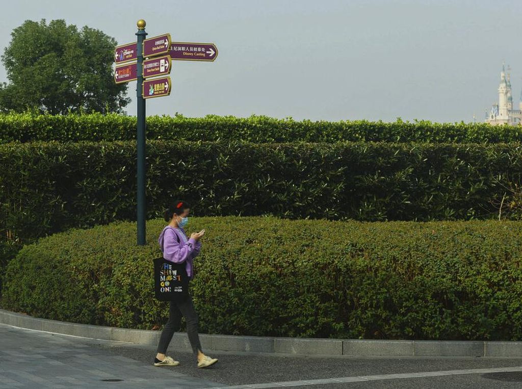 Kasus Covid di China Naik, Disneyland Shanghai Tutup Lagi