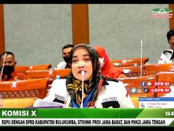 Saat Tangis Guru Honorer Pecah di Gedung  DPR RI