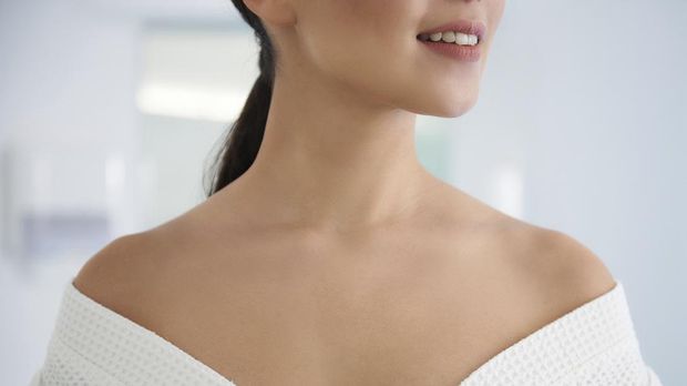 ilustrasi dada wanita Health treatment concept. Close up portrait of graceful and careful decollete of asian woman undressing her bathrobe before spa procedure