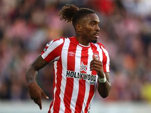 Duh, Pemain Brentford Ini Hina Klubnya Sendiri saat Liburan