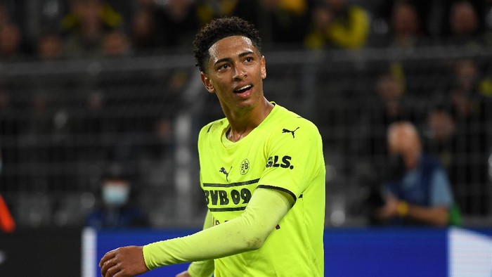 jude bellingham borussia dortmund liga champions DORTMUND, GERMANY - SEPTEMBER 28: Jude Bellingham of Borussia Dortmund reacts during the UEFA Champions League group C match between Borussia Dortmund and Sporting CP at Signal Iduna Park on September 28, 2021 in Dortmund, Germany. (Photo by Frederic Scheidemann/Getty Images)