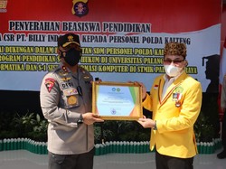 Percepat Vaksinasi Mahasiswa-Gagas RTH, Kapolda Kalteng Terima Penghargaan