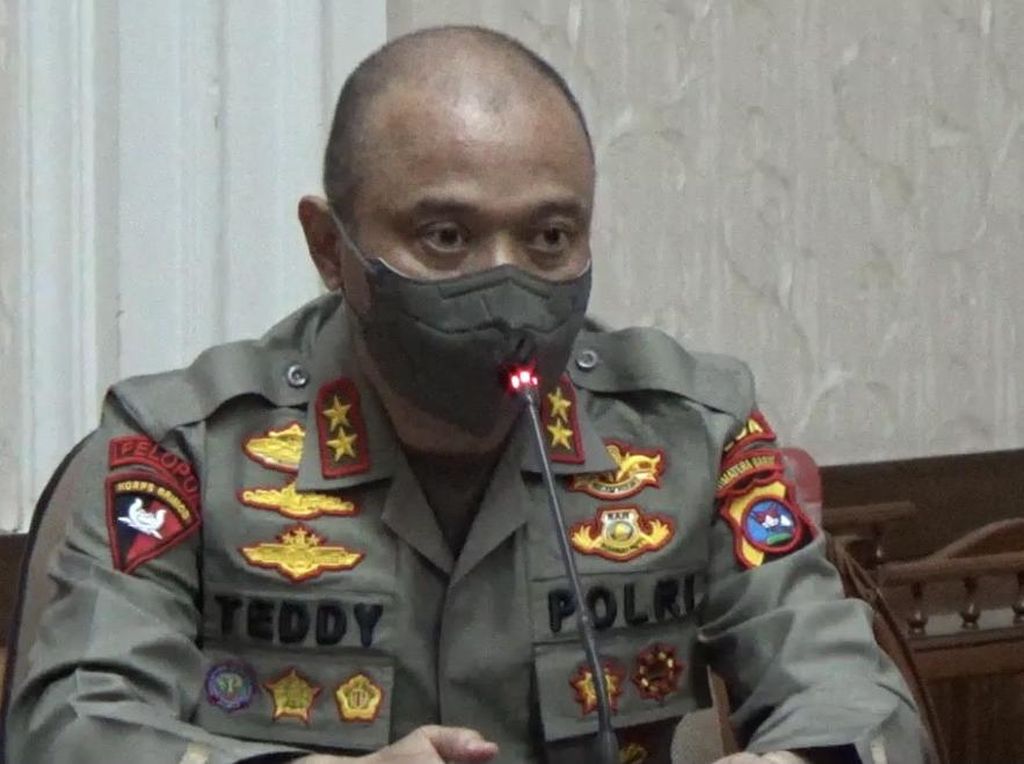 Irjen Teddy Minahasa Ditangkap Terkait Narkoba, Gajinya Tembus Puluhan Juta Irjen Teddy Minahasa Ditangkap Terkait Narkoba, Gajinya Tembus Puluhan Juta