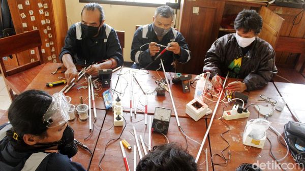 Keren, Tongkat Penuntun Tuna Netra Ini Pakai Sensor-GPS Loh