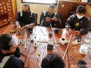 Keren, Tongkat Penuntun Tuna Netra Ini Pakai Sensor-GPS Loh