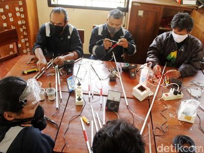 Keren, Tongkat Penuntun Tuna Netra Ini Pakai Sensor-GPS Loh
