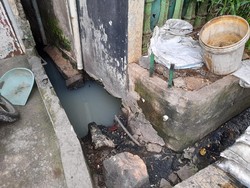 detikcom Do Your Magic : Pengerukan Got Penyebab Banjir di Petamburan III Terus Berlanjut