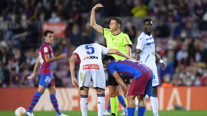BARCELONA, SPAIN - OCTOBER 30: Sergio Aguero of FC Barcelona looks to be injured during the LaLiga Santander match between FC Barcelona and Deportivo Alaves at Camp Nou on October 30, 2021 in Barcelona, Spain. (Photo by Alex Caparros/Getty Images)