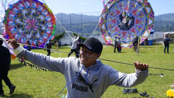 Layang-layang Raksasa Meriahkan Hari Kematian di Guatemala